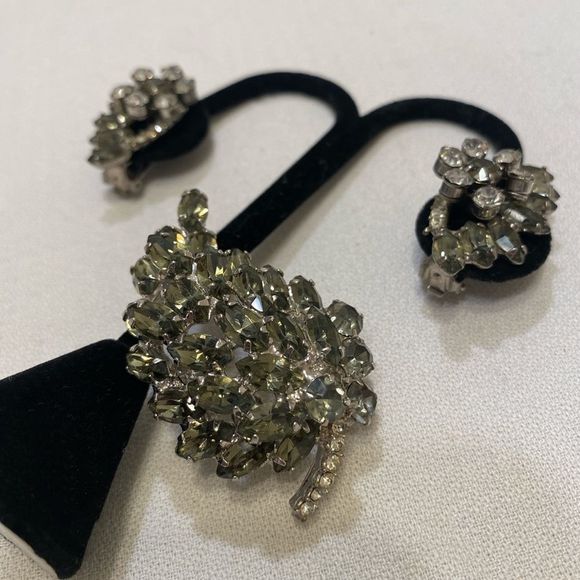 Vintage Weiss Rhinestone Brooch And Earrings Set - Picture 14 of 14